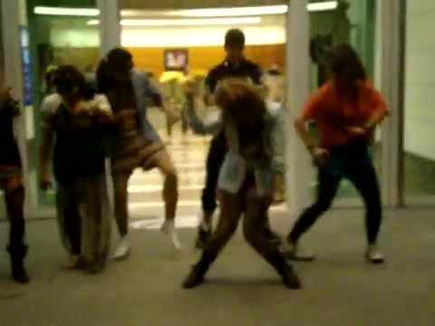 Demi Dançando Na Porta Do Hotel RJ 006 - Demi - Dance in the hotel lobby