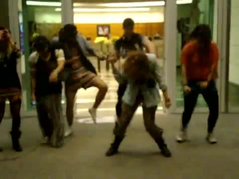 Demi Dançando Na Porta Do Hotel RJ 009 - Demi - Dance in the hotel lobby