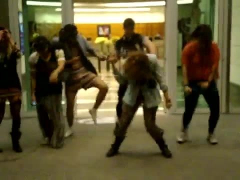 Demi Dançando Na Porta Do Hotel RJ 010 - Demi - Dance in the hotel lobby