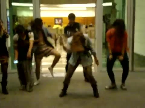 Demi Dançando Na Porta Do Hotel RJ 012 - Demi - Dance in the hotel lobby