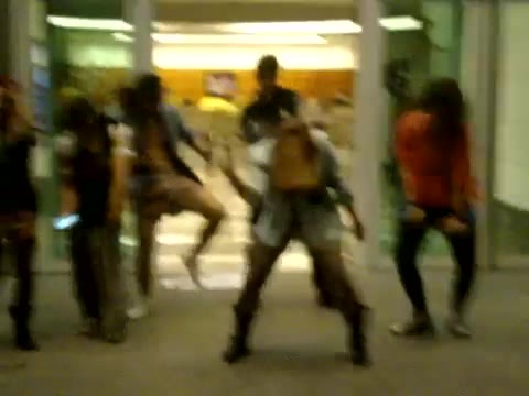 Demi Dançando Na Porta Do Hotel RJ 014 - Demi - Dance in the hotel lobby