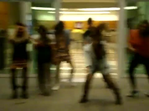 Demi Dançando Na Porta Do Hotel RJ 019 - Demi - Dance in the hotel lobby