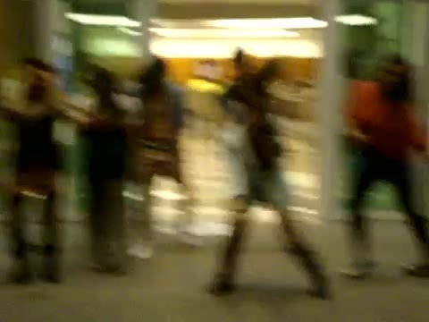 Demi Dançando Na Porta Do Hotel RJ 021 - Demi - Dance in the hotel lobby