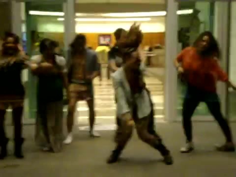 Demi Dançando Na Porta Do Hotel RJ 023 - Demi - Dance in the hotel lobby
