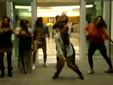 Demi Dançando Na Porta Do Hotel RJ 025 - Demi - Dance in the hotel lobby