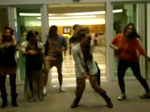 Demi Dançando Na Porta Do Hotel RJ 026 - Demi - Dance in the hotel lobby