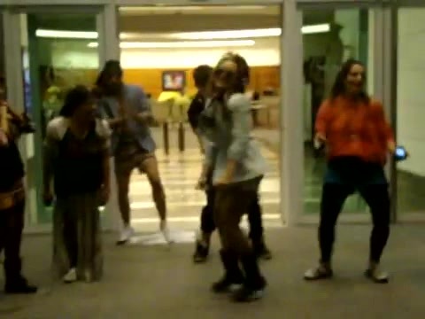 Demi Dançando Na Porta Do Hotel RJ 049 - Demi - Dance in the hotel lobby