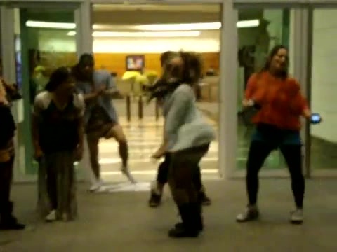 Demi Dançando Na Porta Do Hotel RJ 053