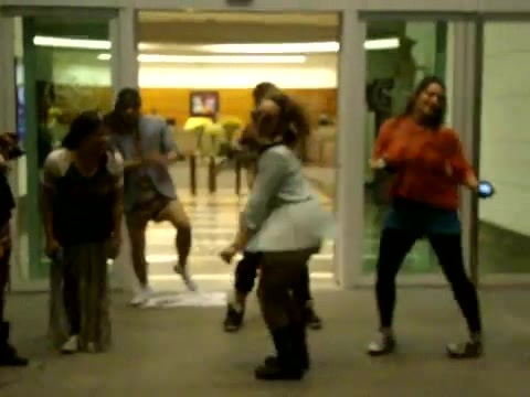 Demi Dançando Na Porta Do Hotel RJ 055