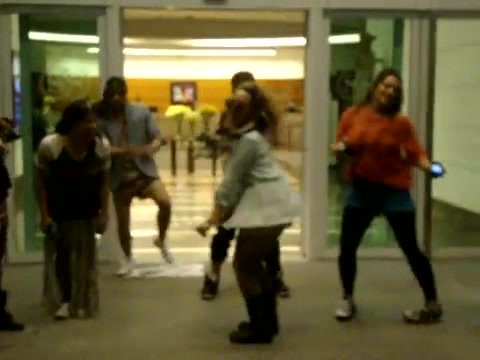 Demi Dançando Na Porta Do Hotel RJ 057