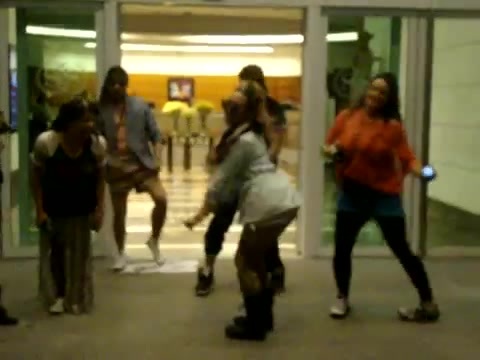 Demi Dançando Na Porta Do Hotel RJ 058