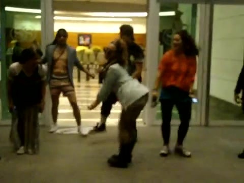 Demi Dançando Na Porta Do Hotel RJ 068