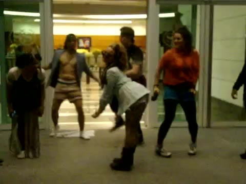 Demi Dançando Na Porta Do Hotel RJ 073