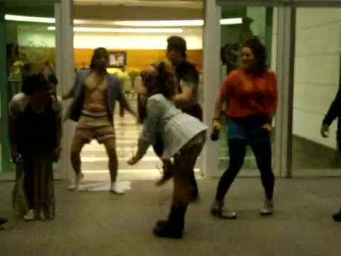 Demi Dançando Na Porta Do Hotel RJ 074