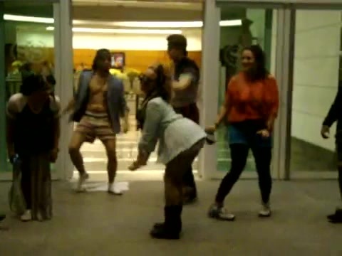 Demi Dançando Na Porta Do Hotel RJ 077