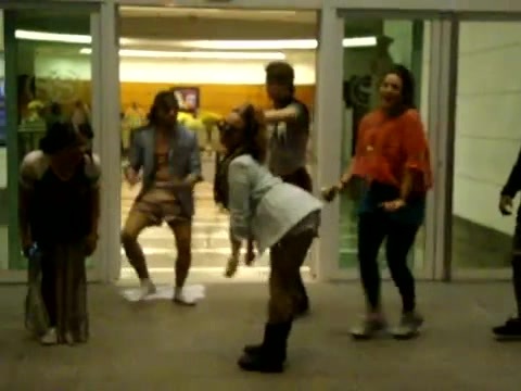 Demi Dançando Na Porta Do Hotel RJ 082