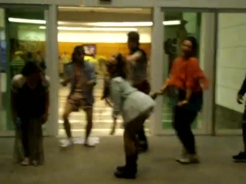 Demi Dançando Na Porta Do Hotel RJ 084