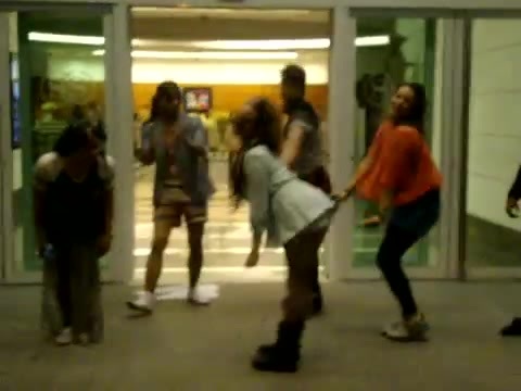 Demi Dançando Na Porta Do Hotel RJ 087