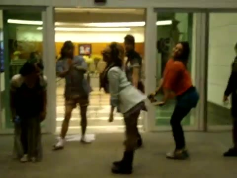 Demi Dançando Na Porta Do Hotel RJ 091