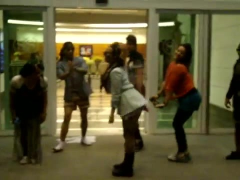Demi Dançando Na Porta Do Hotel RJ 092