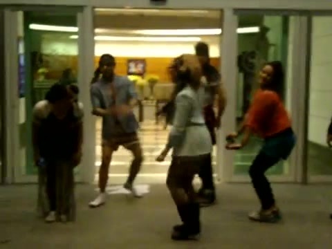 Demi Dançando Na Porta Do Hotel RJ 097