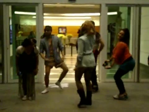 Demi Dançando Na Porta Do Hotel RJ 099