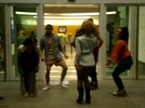 Demi Dançando Na Porta Do Hotel RJ 104