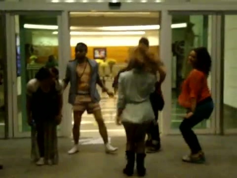Demi Dançando Na Porta Do Hotel RJ 108