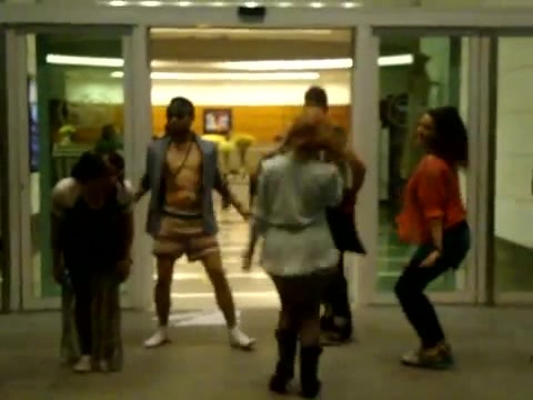 Demi Dançando Na Porta Do Hotel RJ 109