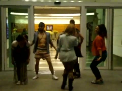 Demi Dançando Na Porta Do Hotel RJ 110 - Demi - Dance in the hotel lobby