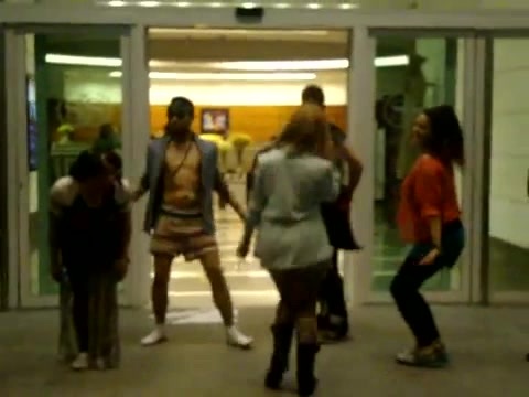 Demi Dançando Na Porta Do Hotel RJ 111