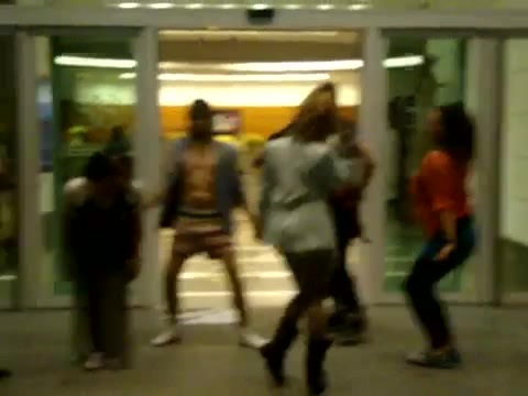 Demi Dançando Na Porta Do Hotel RJ 113
