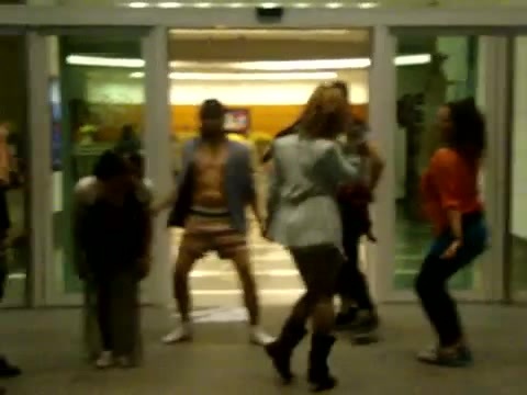 Demi Dançando Na Porta Do Hotel RJ 114