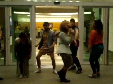 Demi Dançando Na Porta Do Hotel RJ 120