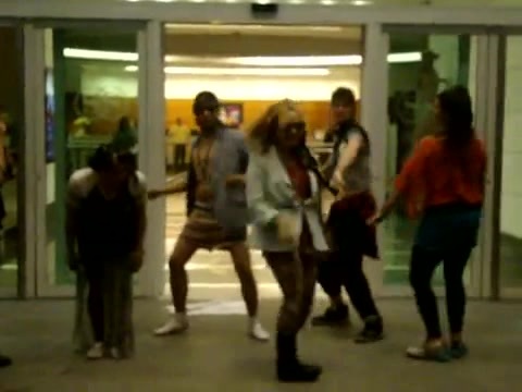 Demi Dançando Na Porta Do Hotel RJ 127