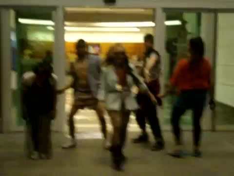 Demi Dançando Na Porta Do Hotel RJ 130
