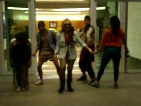 Demi Dançando Na Porta Do Hotel RJ 135