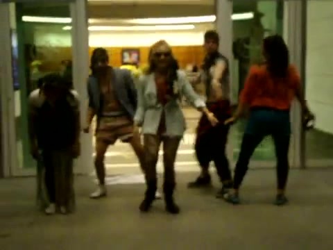 Demi Dançando Na Porta Do Hotel RJ 138