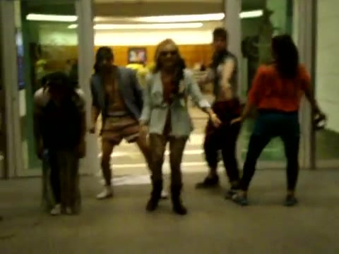 Demi Dançando Na Porta Do Hotel RJ 140