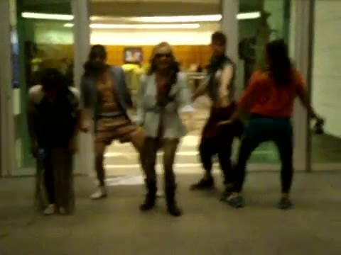 Demi Dançando Na Porta Do Hotel RJ 141