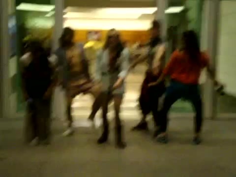 Demi Dançando Na Porta Do Hotel RJ 146