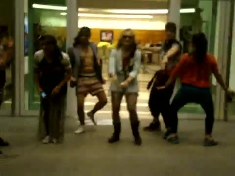 Demi Dançando Na Porta Do Hotel RJ 152