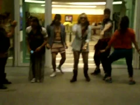 Demi Dançando Na Porta Do Hotel RJ 156