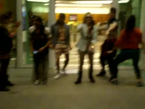 Demi Dançando Na Porta Do Hotel RJ 157