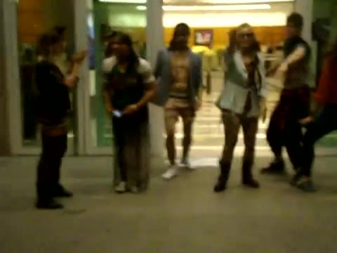 Demi Dançando Na Porta Do Hotel RJ 160