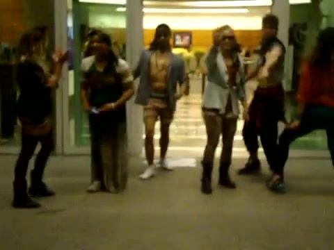Demi Dançando Na Porta Do Hotel RJ 164
