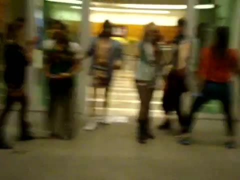Demi Dançando Na Porta Do Hotel RJ 168