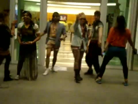 Demi Dançando Na Porta Do Hotel RJ 170 - Demi - Dance in the hotel lobby
