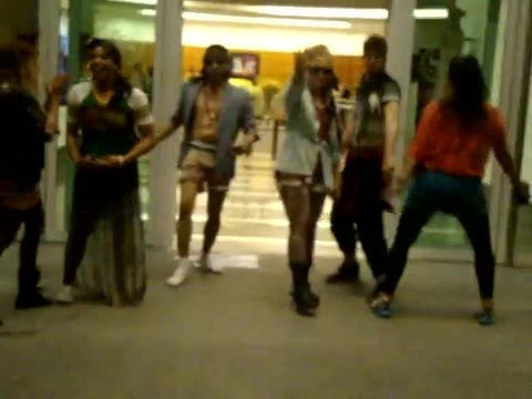 Demi Dançando Na Porta Do Hotel RJ 172