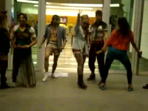 Demi Dançando Na Porta Do Hotel RJ 174